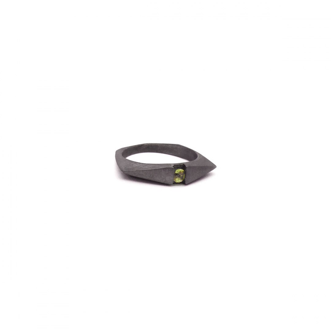 Geommetry GEMstone / BLACK SILVER RING peridot Geommetry GEMstone / BLACK SILVER RING peridot