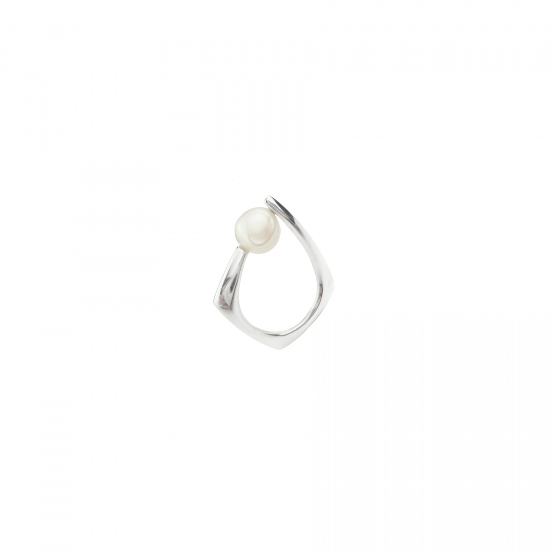 PEARL ring / glossy silver with white pearl