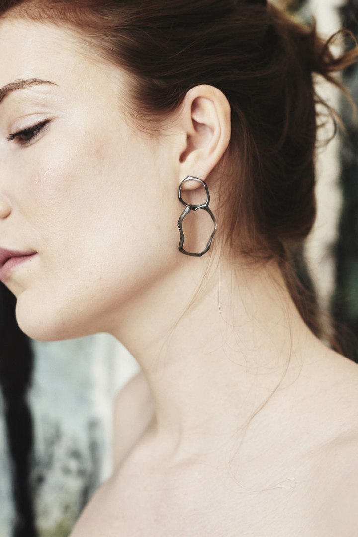 WAVES Circle asymmetrical /black silver earrings