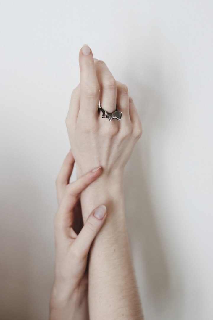 WAVES maxi / black silver ring WAVES maxi / black silver ring